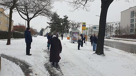 Langes oder vergebliches Warten auf den Bus: So wie hier im Candisviertel erging es am Montagmorgen vielen Regensburgern an den Haltestellen. Langes oder vergebliches Warten auf den Bus: So wie hier im Candisviertel erging es am Montagmorgen vielen Regensburgern an den Haltestellen.