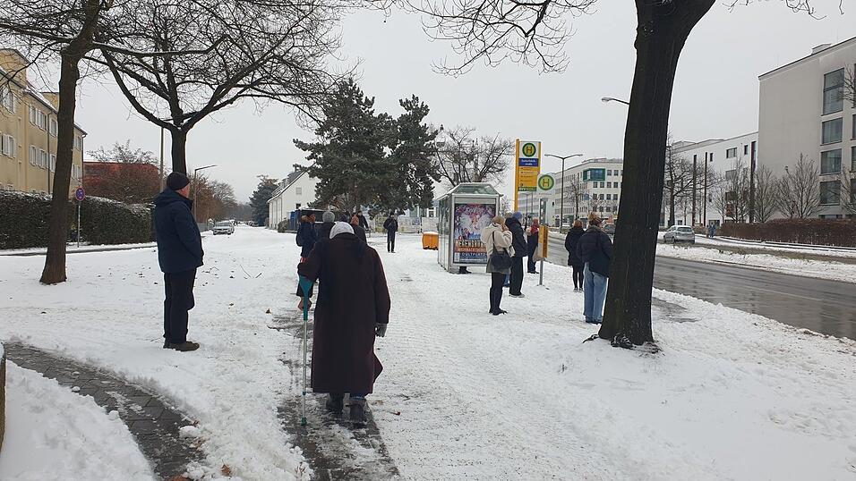 Langes oder vergebliches Warten auf den Bus: So wie hier im Candisviertel erging es am Montagmorgen vielen Regensburgern an den Haltestellen.