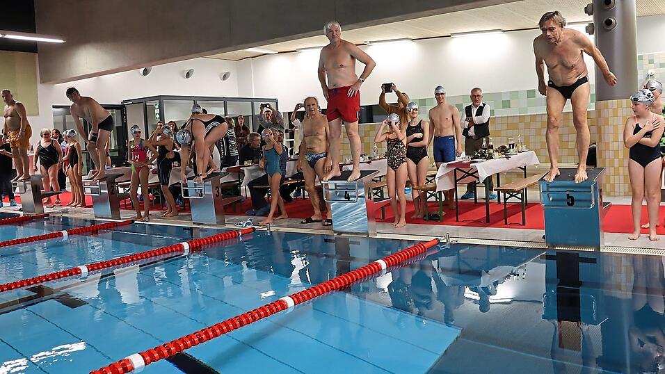 Startschuss ins neue Hallenbad-Zeitalter: Nach der Einweihung gab es ein Staffelrennen mit verschiedenen Stadtr&auml;ten.
