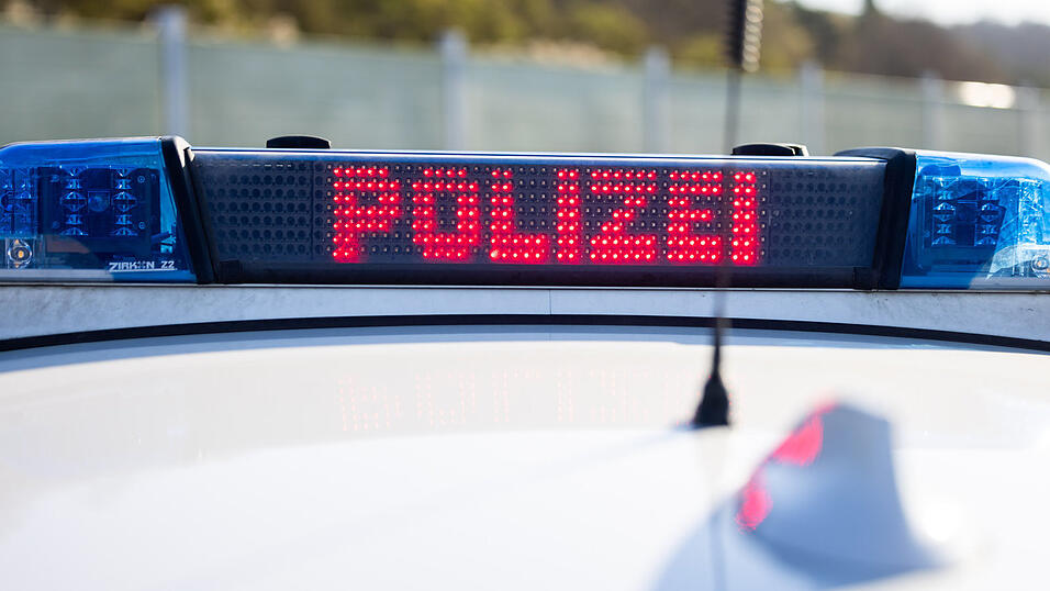 Ein Rentner wurde eingeparkt und verursachte daraufhin einen hohen Sachschaden. (Symbolbild) Ein Rentner wurde eingeparkt und verursachte daraufhin einen hohen Sachschaden. (Symbolbild)