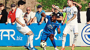 Umzingelt: Dingolfings Stürmer Ben Kouame (Mitte) versucht, an Landshuts Moritz Sossau (links) und Max Zischler vorbeizukommen - doch die Defensive der „Spiele“ hält stand.