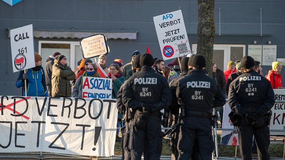 Demonstranten stehen in Greding der Polizei gegenüber. Demonstranten stehen in Greding der Polizei gegenüber.