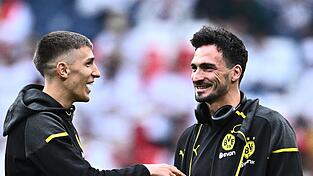 Nico Schlotterbeck (l) und Mats Hummels waren Abwehrkollegen bei Borussia Dortmund. (Archivbild)
