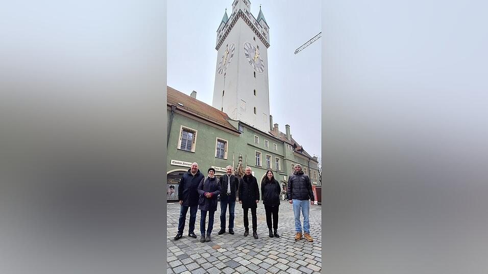 Die Stadtredaktion des Straubinger Tagblatts stieg mit den OB-Kandidaten auf das Wahrzeichen der Stadt zum Gespräch mit Teetrinken Die Stadtredaktion des Straubinger Tagblatts stieg mit den OB-Kandidaten auf das Wahrzeichen der Stadt zum Gespräch mit Teetrinken