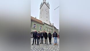 Die Stadtredaktion des Straubinger Tagblatts stieg mit den OB-Kandidaten auf das Wahrzeichen der Stadt zum Gespr&auml;ch mit Teetrinken