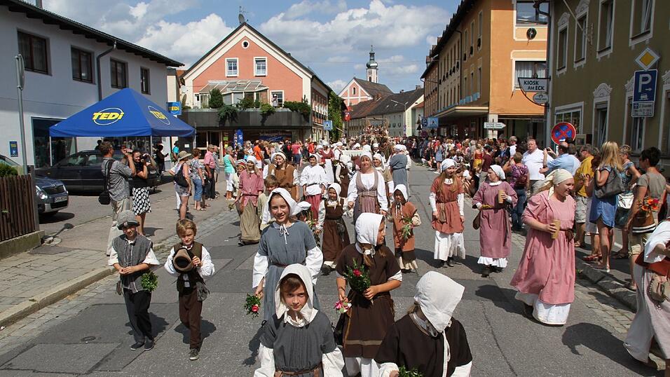 Die schönsten Augenblicke des historischen Drachenstich-Festzuges 2016. Die schönsten Augenblicke des historischen Drachenstich-Festzuges 2016.
