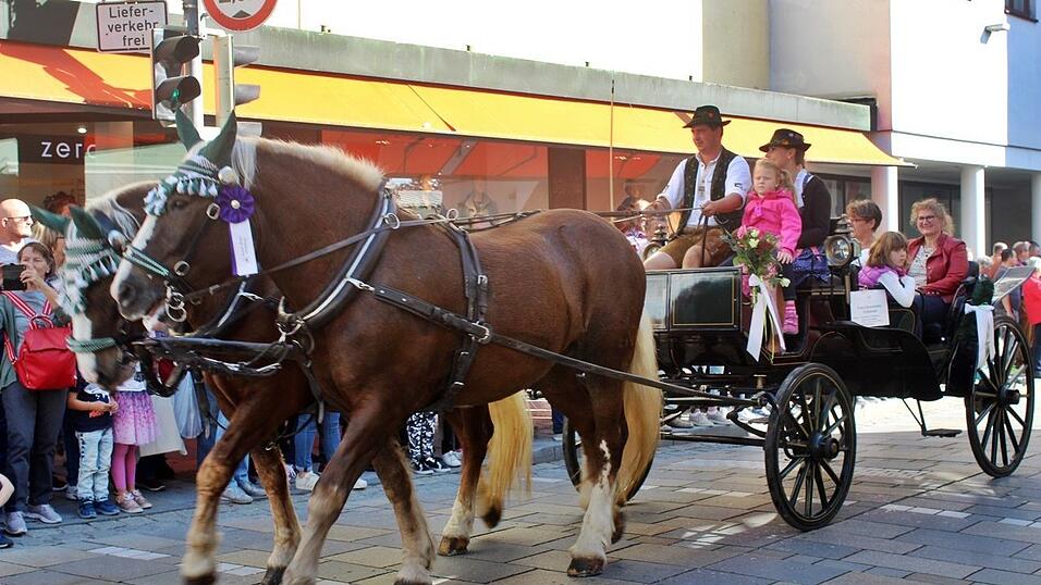 Viele Besucher verfolgten am Sonntag den Umzug auf dem Vilsbiburger Stadtplatz. Viele Besucher verfolgten am Sonntag den Umzug auf dem Vilsbiburger Stadtplatz.