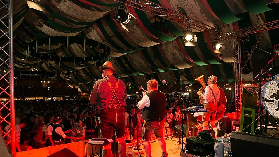 Am Dienstag spielte der Menzl im Festzelt Weckmann auf. Diese Blasmusikfreunde waren mit dabei.