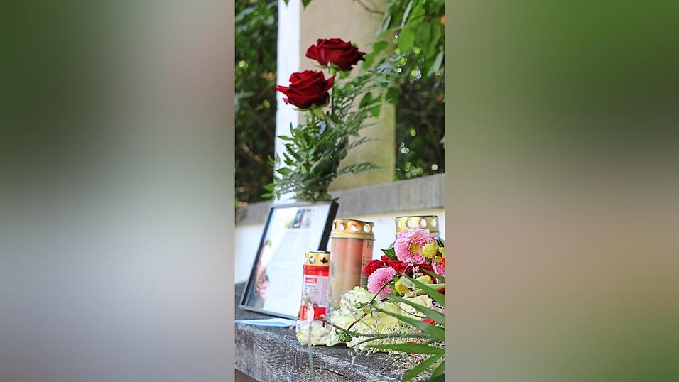 Stille Erinnerung: Blumen und Kerzen auf der M&uuml;hleninsel.