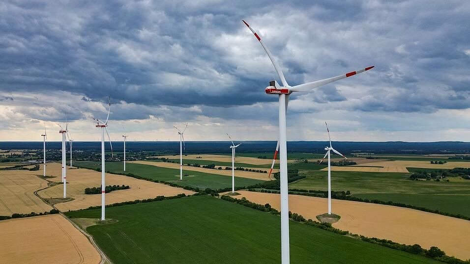 In einem Energiepark, wie auf dem Foto in Brandenburg, produzieren Windräder Strom. Die EU-Kommission stellt an diesem Mittwoch die Klimaziele bis 2040 vor. In einem Energiepark, wie auf dem Foto in Brandenburg, produzieren Windräder Strom. Die EU-Kommission stellt an diesem Mittwoch die Klimaziele bis 2040 vor.