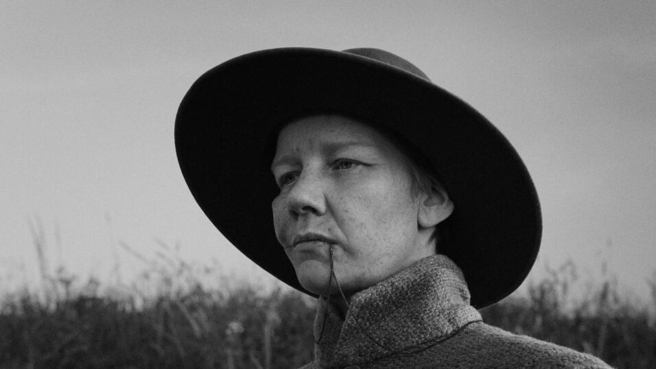 H&uuml;ller beeindruckt in der Titelrolle der wortkargen, stets disziplinierten Protagonistin.