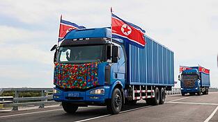Die neue Straßenverbindung im Fernen Osten zwischen Nordkorea und Russland ist für den Güterverkehr zwischen den beiden Staaten wichtig. Die neue Straßenverbindung im Fernen Osten zwischen Nordkorea und Russland ist für den Güterverkehr zwischen den beiden Staaten wichtig.