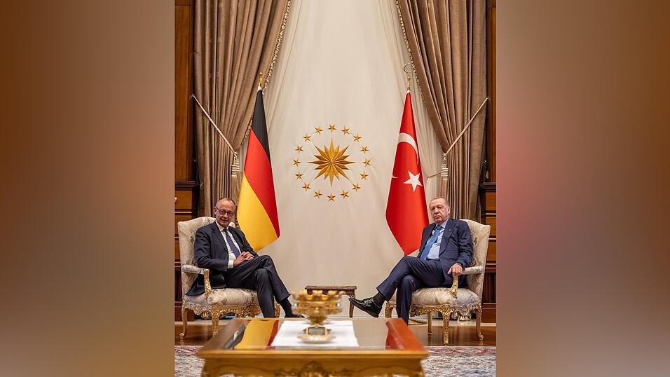 Als Merz vor elf Monaten von Erdogan empfangen wurde, war die Sitzordnung eine andere. (Archivbild) Als Merz vor elf Monaten von Erdogan empfangen wurde, war die Sitzordnung eine andere. (Archivbild)