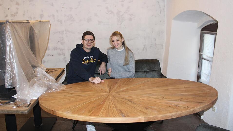 Der erste Tisch ist schon da: Stefan Peschke und Sandra Eisenreich freuen sich auf die Eröffnung ihres Restaurants Vejda in Viechtach. In wenigen Wochen soll es soweit sein.