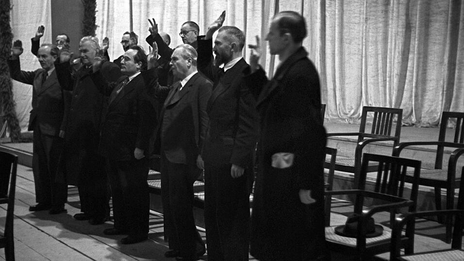 1946 wird nicht nur das erste Mal nach dem Krieg in Bayern gewählt - es wird auch eine neue Verfassung angenommen. (Archivbild) 1946 wird nicht nur das erste Mal nach dem Krieg in Bayern gewählt - es wird auch eine neue Verfassung angenommen. (Archivbild)