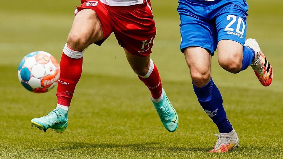 Die höchste Fußball-Liga in Deutschland ist die 1. Bundesliga. Die höchste Fußball-Liga in Deutschland ist die 1. Bundesliga.