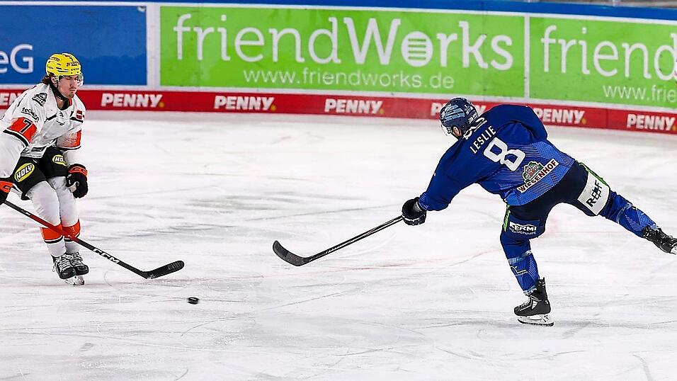 Verteidiger Zac Leslie war am Wochenende on fire. Hier versucht Frankfurts Ty Glover vergeblich den Schlagschuss des Straubinger Blueliners zu blocken. Der Kanadier erzielte am Wochenende drei Tore.