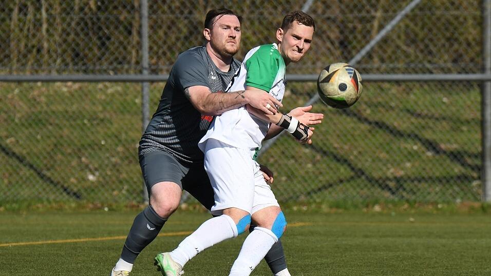 Matthias Sch&auml;fer (in wei&szlig;), sicherte der SpVgg GW Deggendorf mit seinen Saisontreffern acht und neun einen 2:0-Heimsieg gegen den Aufsteiger SV Hofkirchen.