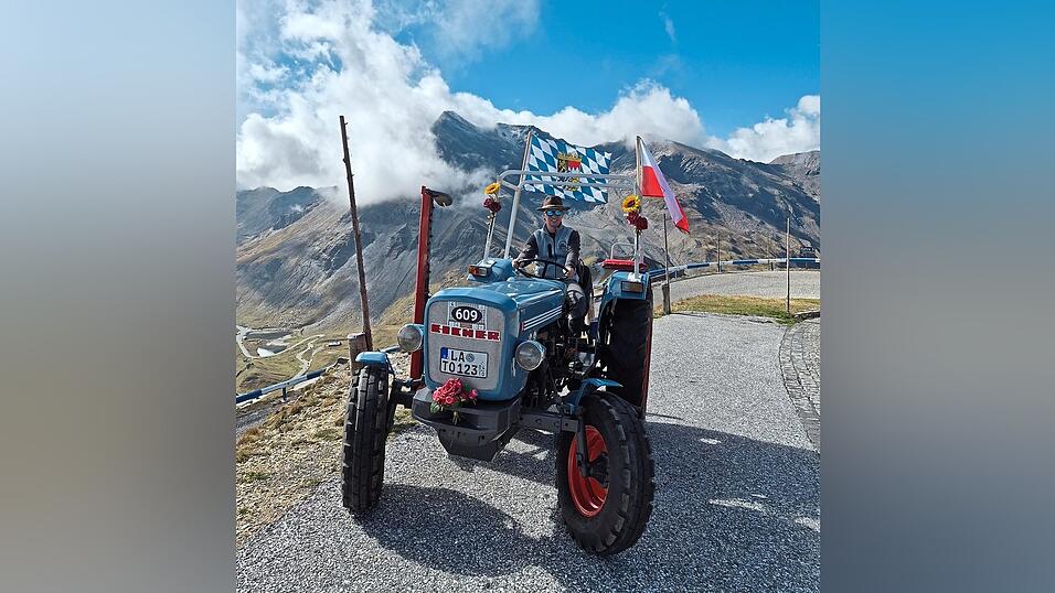 Tobias Lackermeier und sein Eicher mit bayerischer Fahne auf dem h&ouml;chsten Berg &Ouml;sterreichs.