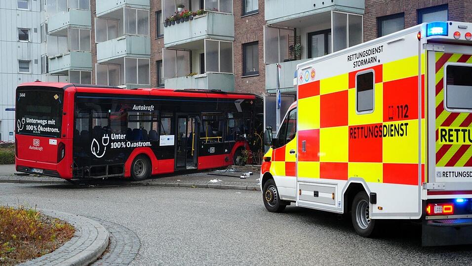 Mehrere Fahrgäste sowie die Busfahrerin wurden verletzt. Mehrere Fahrgäste sowie die Busfahrerin wurden verletzt.