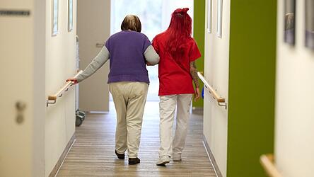 Vor allem Frauen tragen dazu bei, dass j&uuml;ngst die Anzahl der Pflegeazubis gestiegen ist. Doch der Anteil der M&auml;nner ist deutlich gewachsen.