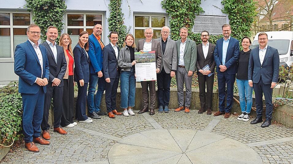 Die Unternehmer-Schule der Hans Lindner Stiftung wird in Kooperation mit zahlreichen regionalen Netzwerkpartnern initiiert. Die Unternehmer-Schule der Hans Lindner Stiftung wird in Kooperation mit zahlreichen regionalen Netzwerkpartnern initiiert.