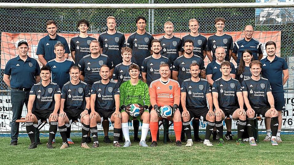 Die Kreisliga-Mannschaft des FC Moosburg. Die Kreisliga-Mannschaft des FC Moosburg.