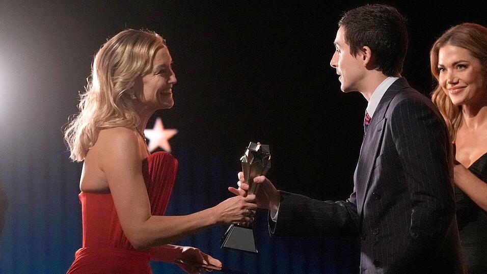 Kate Hudson (links) &uuml;berreicht Timoth&eacute;e Chalamet den Preis f&uuml;r den besten Schauspieler.