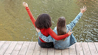 Welche Rolle spielen Kinder und Jugendliche in der Kommunalpolitik? Ein Blick in die Wahlprogramme zur Kommunalwahl am 8. M&auml;rz zeigt, wie die Parteien Bildung, Mitbestimmung, Freizeit und soziale Teilhabe f&uuml;r junge Menschen gewichten.