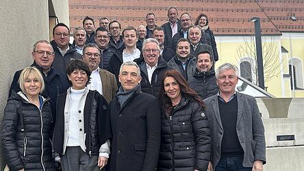 Einigkeit zwischen Landrat und Bürgermeistern: Alle fordern den Bezirk zum Sparen auf. Einigkeit zwischen Landrat und Bürgermeistern: Alle fordern den Bezirk zum Sparen auf.