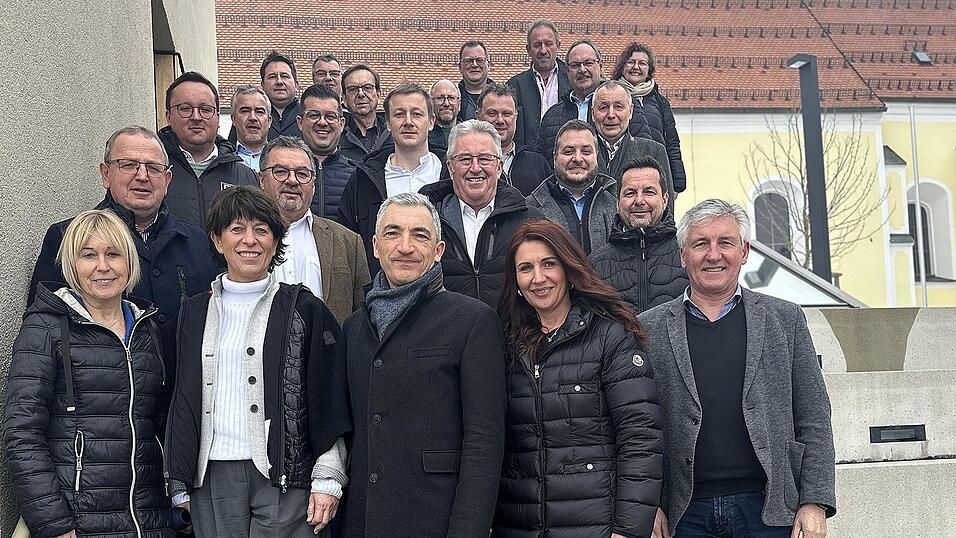 Einigkeit zwischen Landrat und Bürgermeistern: Alle fordern den Bezirk zum Sparen auf. Einigkeit zwischen Landrat und Bürgermeistern: Alle fordern den Bezirk zum Sparen auf.