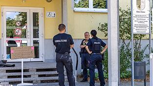 Nach dem Angriff auf eine Mitarbeiterin eines Jugendamtes der Kreisverwaltung ist in Finsterwalde das Gebäude evakuiert und gesperrt worden. Nach dem Angriff auf eine Mitarbeiterin eines Jugendamtes der Kreisverwaltung ist in Finsterwalde das Gebäude evakuiert und gesperrt worden.