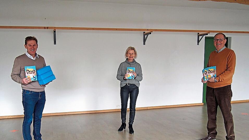 Bei der &Uuml;bergabe der Hefte warf man auch einen Blick in den Turnraum des Begegnungshauses, wo die M&auml;nnergymnastik in B&auml;lde beginnt.