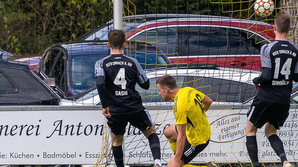 In der 12. Minute brachte Julian Husel (in gelb) den FC-DJK Simbach mit 1:0 in Führung, die aber keine Ruhe ins Spiel des Aufsteigers brachte - nur vier Minuten später fiel der Ausgleich.