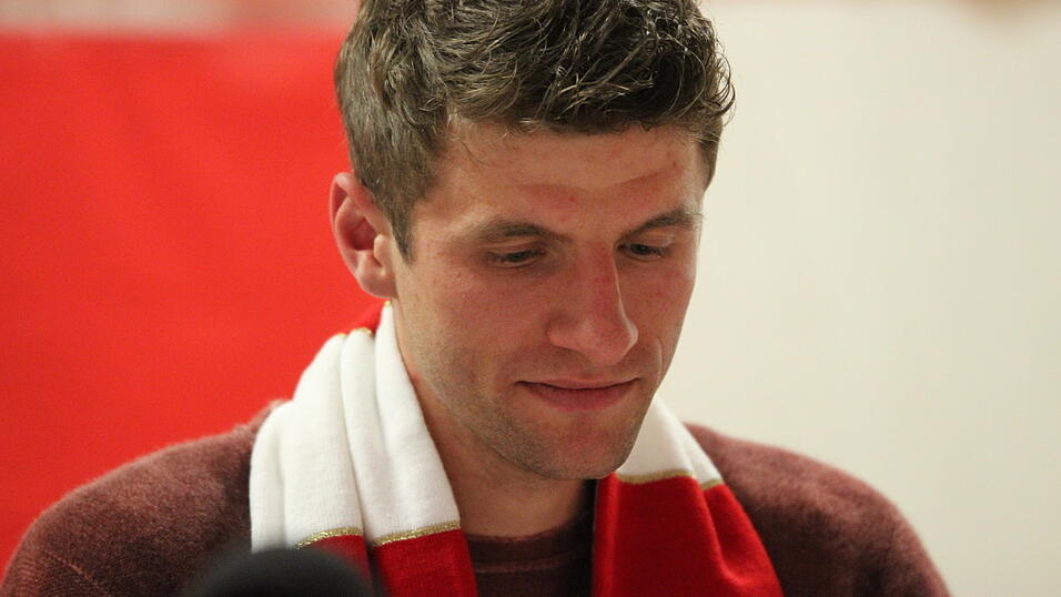 Thomas Müller besuchte am Sonntagnachmittag den 'FC Bayern-Fanclub Straubing '93'. (Foto: Fabian Roßmann) Thomas Müller besuchte am Sonntagnachmittag den 'FC Bayern-Fanclub Straubing '93'. (Foto: Fabian Roßmann)