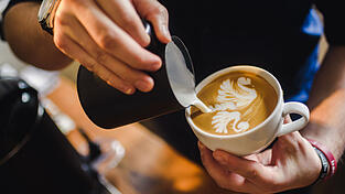 Ein Barrista 'malt' mit Milch einen gespiegelten Schwan in einen Cappuccino. Ein Zeichen von Handwerk und Qualit&auml;t sei das, sagt J&uuml;rgen Gr&uuml;nbeck von der Barista Gilde.