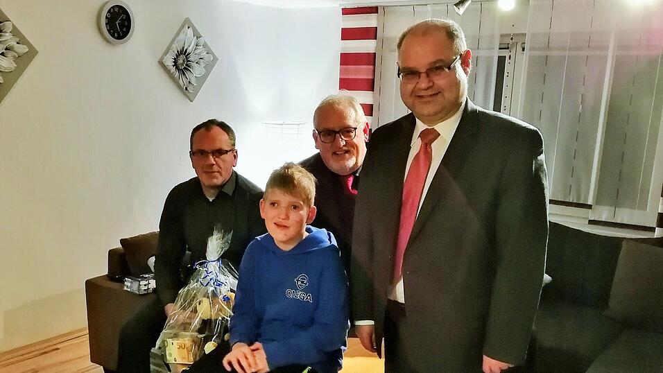 Spendenübergabe an den 10-jährigen Johannes Altmann mit Präsident Timo Payer (v.re.), Personalratsvorsitzendem Wolfgang Ulrich und Personalrat Thomas Loderbauer vom Bayerischen Polizeiverwaltungsamt. Spendenübergabe an den 10-jährigen Johannes Altmann mit Präsident Timo Payer (v.re.), Personalratsvorsitzendem Wolfgang Ulrich und Personalrat Thomas Loderbauer vom Bayerischen Polizeiverwaltungsamt.