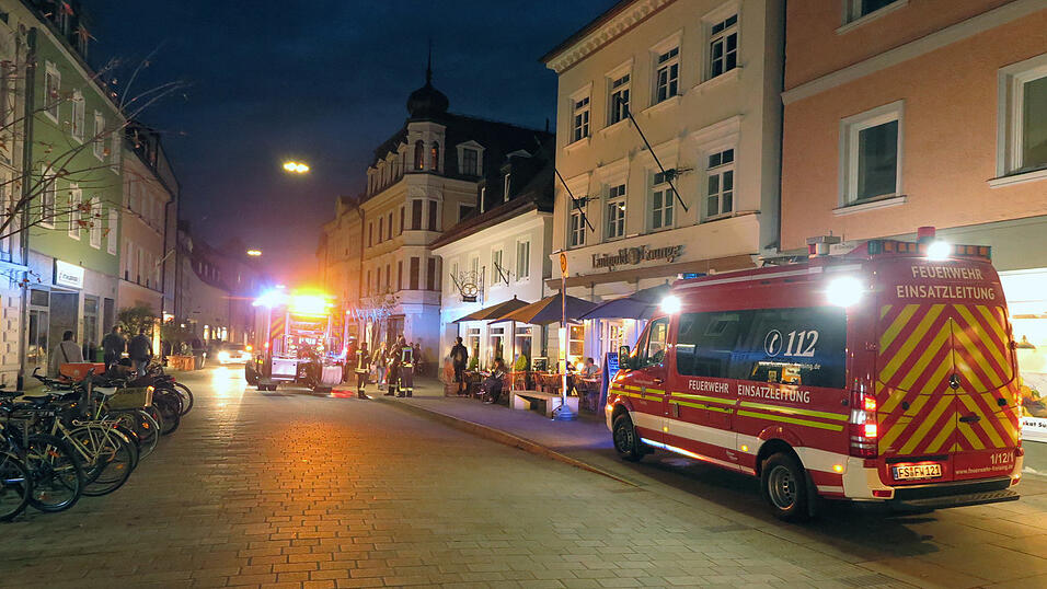 Wegen der beengten Bedingungen an der Einsatzstelle wurden Fahrzeuge auch in der Unteren Hauptstraße abgestellt. Wegen der beengten Bedingungen an der Einsatzstelle wurden Fahrzeuge auch in der Unteren Hauptstraße abgestellt.