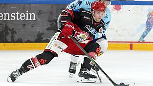 Richtig reinknien: Eine Woche nach dem 4:3-Erfolg über Villach, bei dem Tryout-Spieler Oliver Stümpel (vorne) den Siegtreffer erzielte, trifft der EVL nun auf Pustertal - ein Team, das laut Coach Uwe Krupp „insgesamt auch ein Level höher anzusiedeln“ ist.