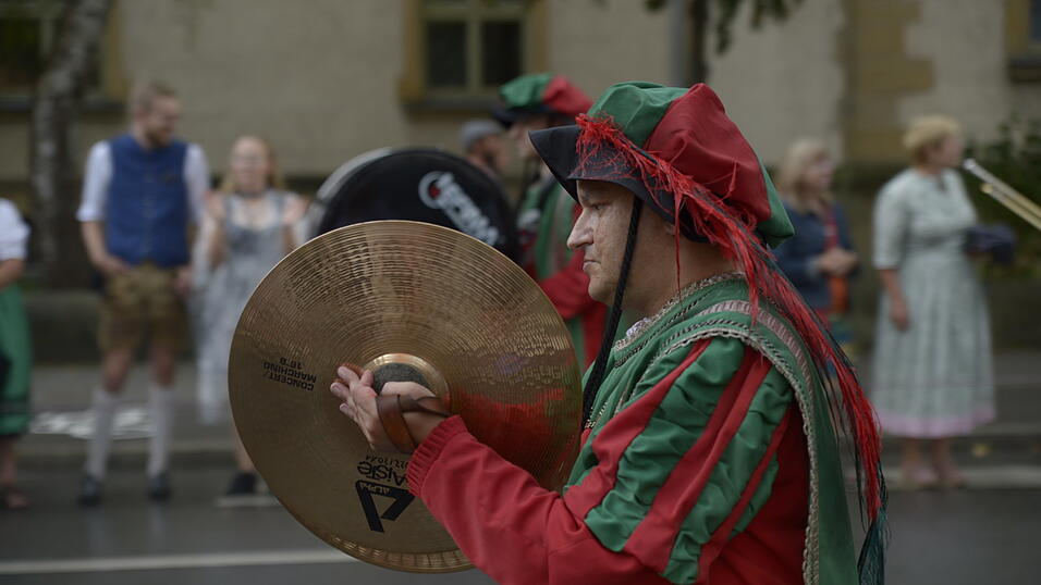 Zahlreiche Musik- und Trachtengruppen zogen nach dreij&auml;hriger Pause am Freitagabend zum Festplatz Am Hagen.&nbsp;