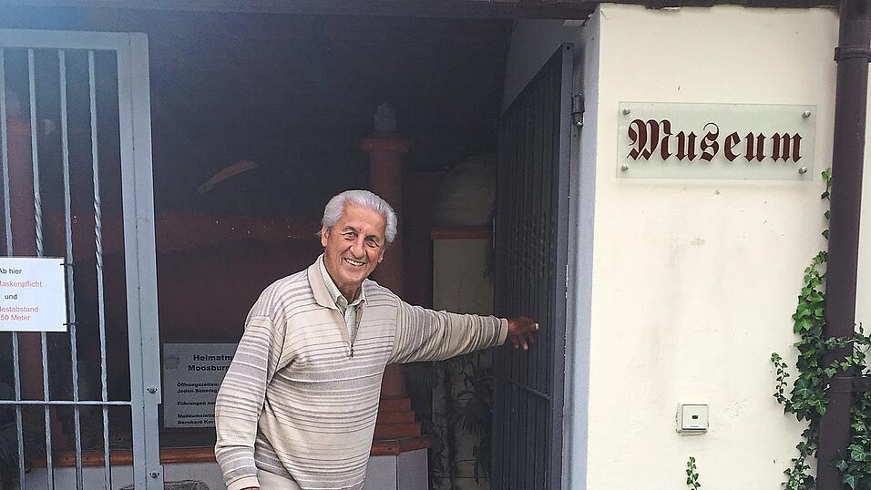 Bernhard Kerscher im Herbst 2021 vor 'seinem' Heimatmuseum. Bernhard Kerscher im Herbst 2021 vor 'seinem' Heimatmuseum.