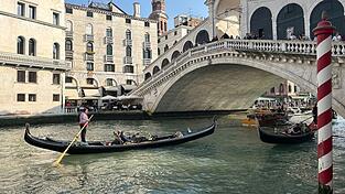 Eine Gondel an der Rialtobrücke in Venedig. In der Nähe der berühmten Brücke geschah 2013 das Unglück. (Symbolfoto)