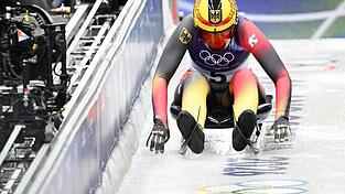 Rodlerin Merle Fr&auml;bel f&uuml;hrt nach dem ersten von vier L&auml;ufen.