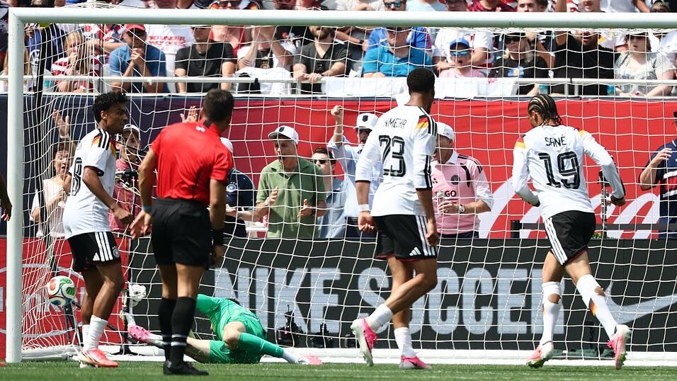 Leroy Sané (r) bei seinem Siegtor mit dem starken linken Fuß. Leroy Sané (r) bei seinem Siegtor mit dem starken linken Fuß.