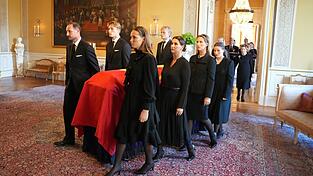 In langsamen Schritten begleitete die Familie den Sarg von Harald V. In langsamen Schritten begleitete die Familie den Sarg von Harald V.