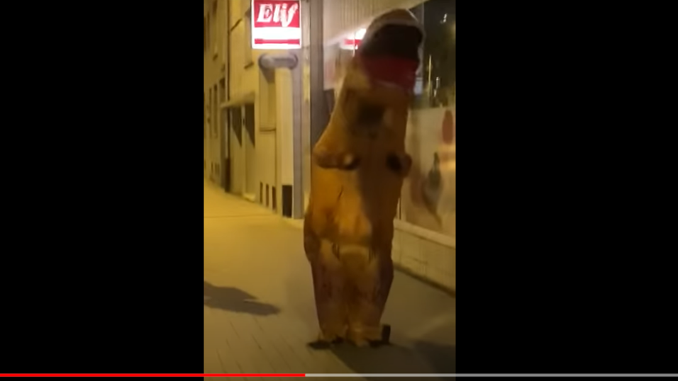 In diesem Dinosaurier-Kost&uuml;m drehte der Mann in M&uuml;lheim an der Ruhr nachts w&auml;hrend der Ausgangssperre gem&uuml;tlich seine Runde. Dabei wurde er von der Polizei gefilmt.