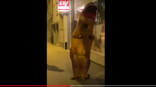 In diesem Dinosaurier-Kostüm drehte der Mann in Mülheim an der Ruhr nachts während der Ausgangssperre gemütlich seine Runde. Dabei wurde er von der Polizei gefilmt. In diesem Dinosaurier-Kostüm drehte der Mann in Mülheim an der Ruhr nachts während der Ausgangssperre gemütlich seine Runde. Dabei wurde er von der Polizei gefilmt.