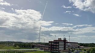 Der Erststart der europäischen Trägerrakete Ariane 6 im vergangenen Sommer. Die deutsche Luft- und Raumfahrtindustrie fürchtet, dass Europa in der militärischen Raumfahrt hinter den USA und China zurückbleibt.