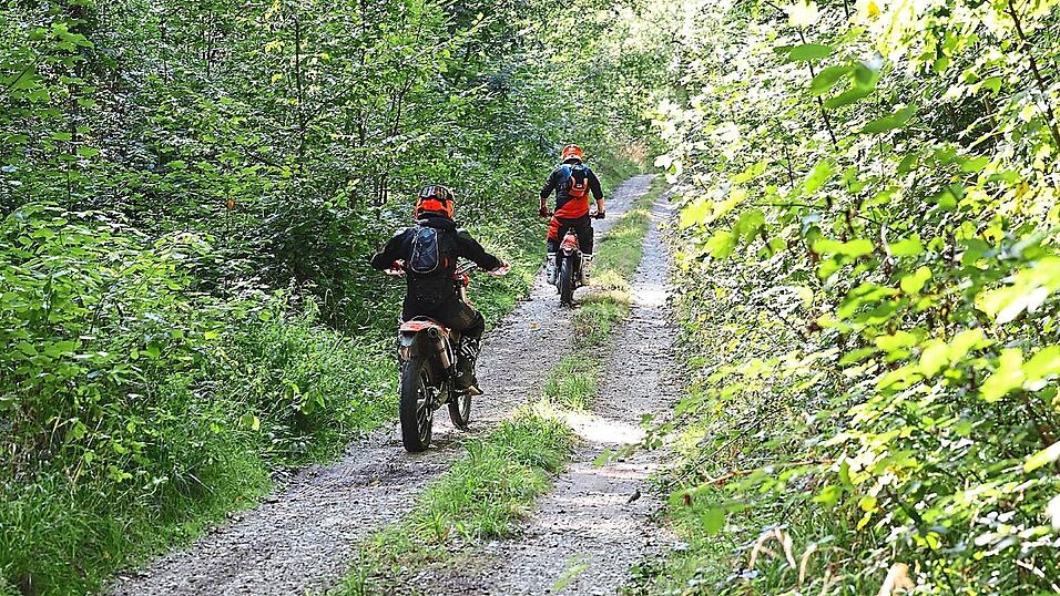 In letzter Zeit sind immer wieder Motocrossfahrer im Wald zwischen Höhenberg und Kostenz unterwegs. In letzter Zeit sind immer wieder Motocrossfahrer im Wald zwischen Höhenberg und Kostenz unterwegs.