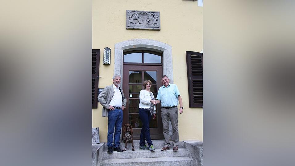 Amtschef Dr. Thomas Nibler (rechts) begr&uuml;&szlig;t die neue Forstdirektorin Annette Scholz vor der T&uuml;r ihrer Dienststelle. Mit im Bild: Dr. Arthur Bauer und Hund Dora.